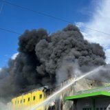 De nombreux pompiers ont été engagés pour lutter contre l'incendie à Vétroz (VS).